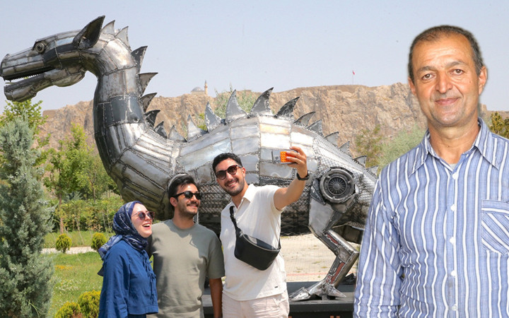 Hurda demirlerden "Van Gölü Canavarı" heykeli yaptı! Öyle bir fiyata sattı ki...