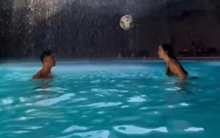 Ünlü futbolcu Arda Güler yetenekli sevgilisi ile havuz topu oynadı!
