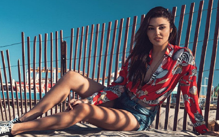 Hande Erçel yurtdışından sonra şimdi de kendini Bodrum sularına bıraktı...