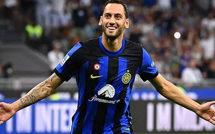 Hakan Çalhanoğlu 'Nezaketen görüştüm' diyerek hayalindeki takımı açıkladı
