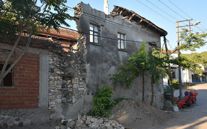 Deprem ve artçı sarsıntılar gece boyu sürdü! Sındırgı havadan görüntülendi...