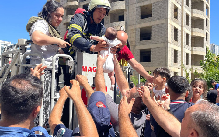 Kayseri'de 14 katlı apartmanda yangın! 4'ü çocuk 8 kişi hastanelik oldu