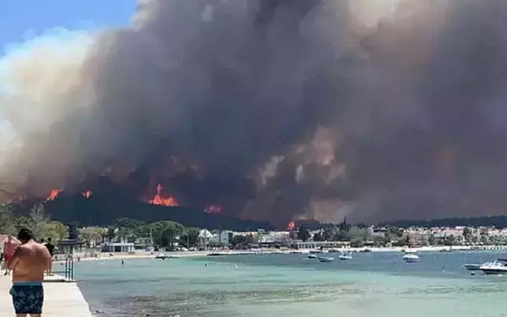 Çanakkale yangını en gözde semti yok etti villalar ve arabalar küle döndü