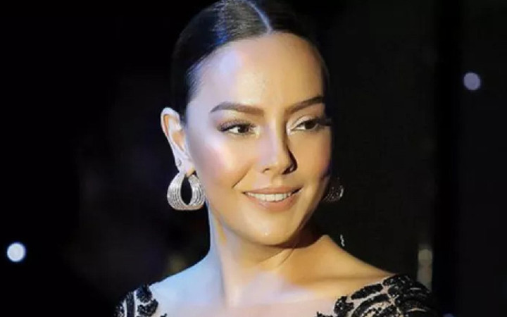 Ebru Gündeş yeni görüntüsü ile olay oldu! Kalın kaşlarına yorum yağdı