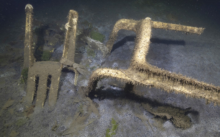 Gölcük'te batık mahalle 26 yıl sonra görüntülendi çay bahçesi sandalyeler kameriye