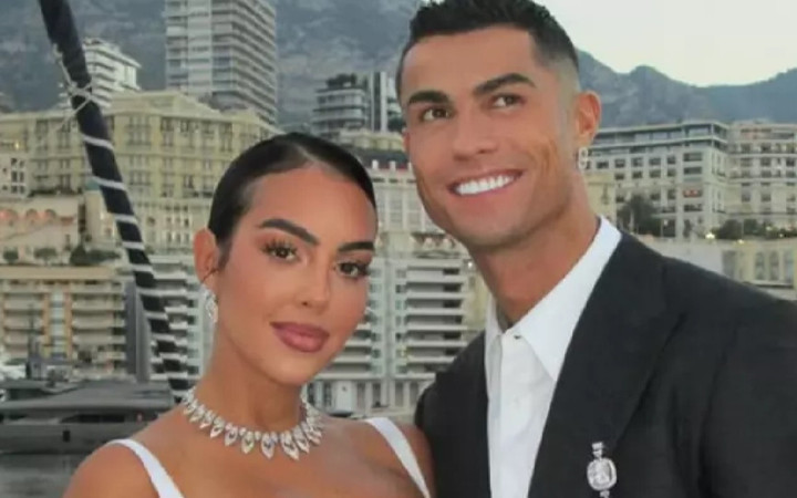 Ronaldo'dan çocuklarının annesine sürpriz hediye...