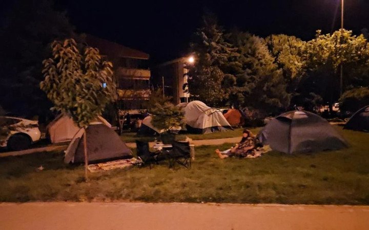 Sındırgı korkutan depremin ardından beşik gibi sallanıyor!