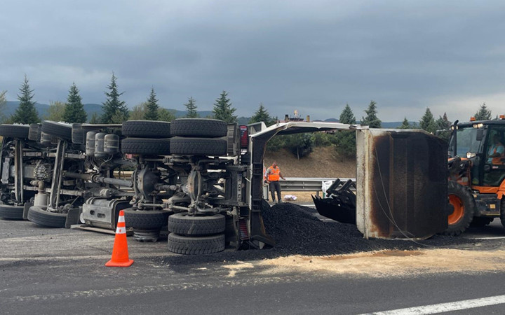 Anadolu Otoyolu'nun Bolu Dağı kesiminde kamyon devrildi! İstanbul yönü ulaşıma kapandı