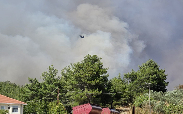 Çanakkale ve İzmir'de yangın çıktı! Tarım alanında başladı ormana sıçradı, dumandan göz gözü görmüyor