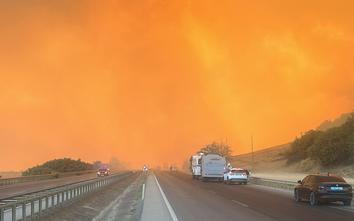 Gökyüzü kıpkırmızı oldu! Bursa'da büyük yangın, yol ulaşıma kapatıldı