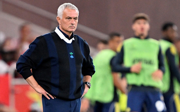 Jose Mourinho'nun Benfica-Fenerbahçe maçında giydiği kazak fiyatıyla gündemde