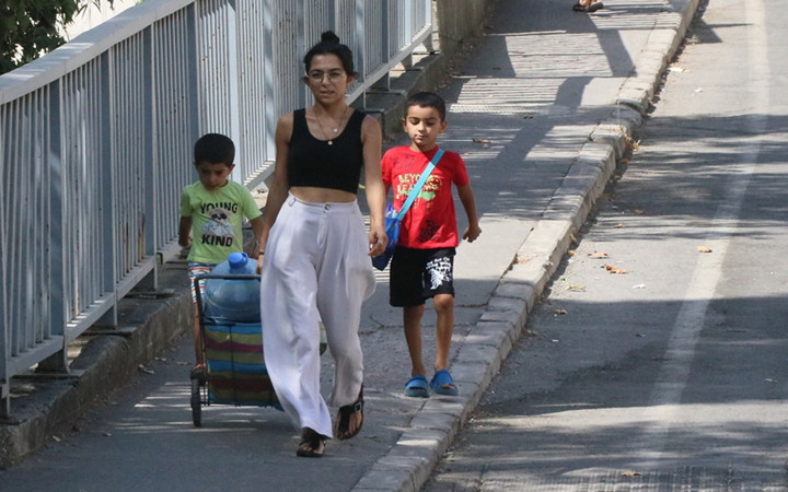 32 saatlik su kesintisi vatandaşı perişan etti! Bidonlarla çeşme başında beklediler