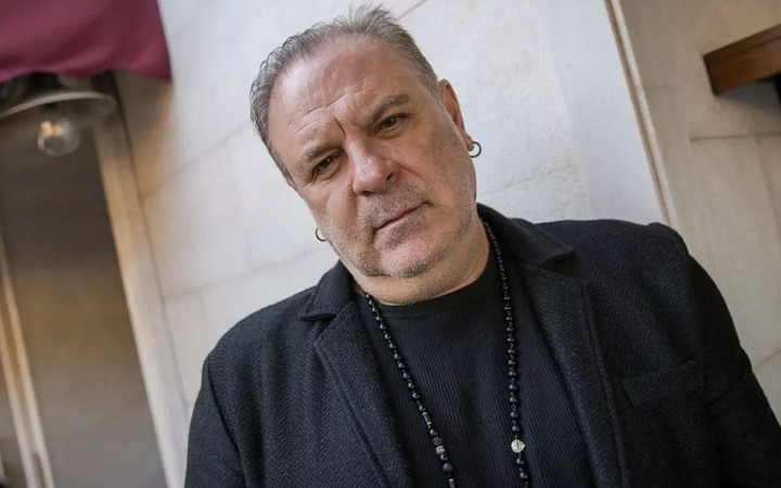 Burak Sergen'i görenler tanıyamadı! Kendinden 26 yaş küçük eşiyle verdiği poz olay oldu