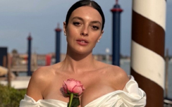 Başarılı oyuncu Melis Sezen Venedik'i yaktı geçti bakın kostüm tercihi neymiş