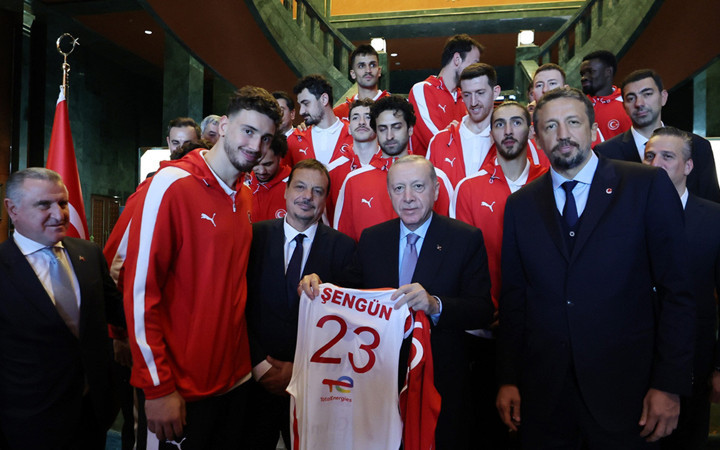 Cumhurbaşkanı Erdoğan, A Milli Erkek Basketbol Takımı'nı kabul etti
