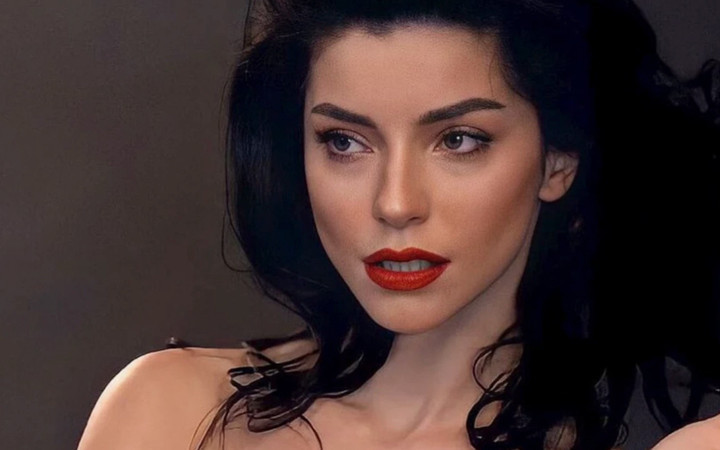 Merve Boluğur'u hiç böyle görmediniz: Saçlarının rengini değiştirdi bambaşka biri oldu!