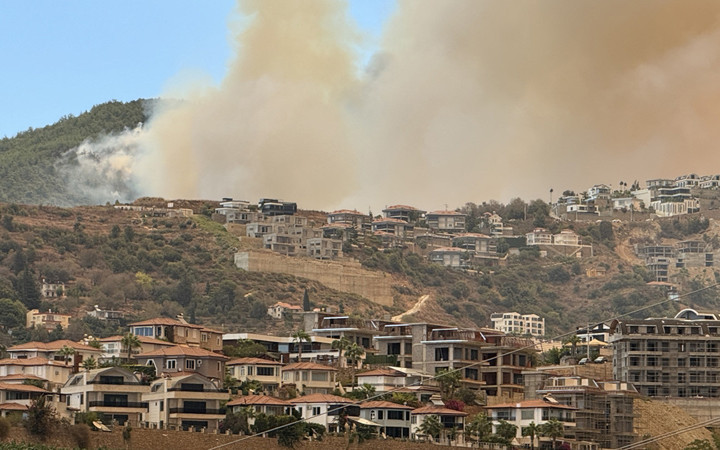 Alanya'da orman yangını büyüyor villalar, seralar evler tahliyeler başladı