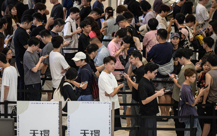 Dünyada iPhone 17 çılgınlığı! Apple mağazasındaki kuyruğa bakın