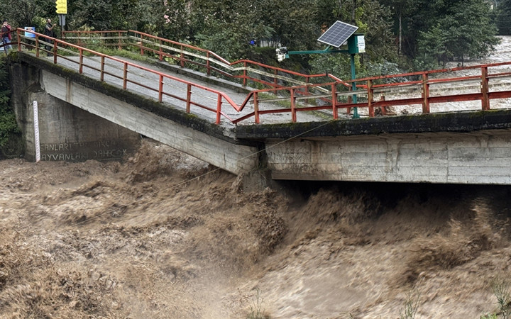 Rize'de sağanak alarmı! Köprü çöktü, Ayder Yaylası'nın yolu kapandı