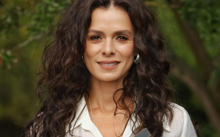 Özge Özpirinççi programda gözyaşlarına boğuldu! Stüdyoda duygu dolu anlar yaşandı