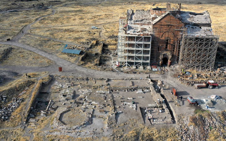 Kars'ta Sultan Alparslan'ın ilk cuma namazı kıldığı yerdeki kazı çalışmalarında bulundu
