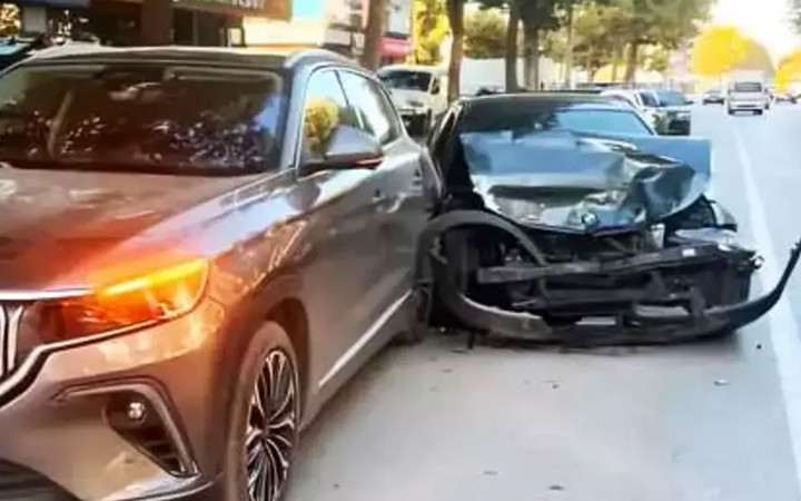 Togg'a çarpan BMW paramparça oldu! Sosyal medya yıkıldı