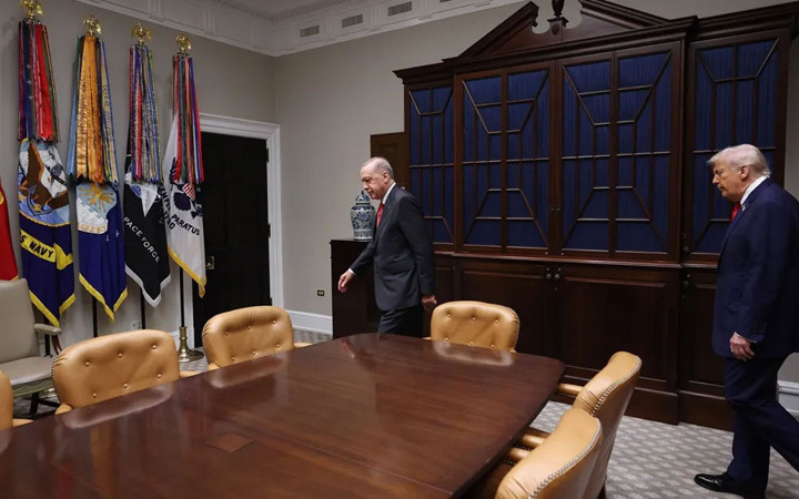 Erdoğan ile Donald Trump'ın görüşmesinde öyle bir fotoğraf var ki... Trump koltuk çekti