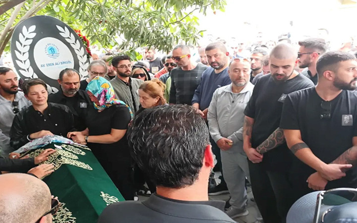 Güllü'nün cenazesinde kızı Tuyan ve eski eşi perişan oldu! Tuyan ölüme tanık olmuştu