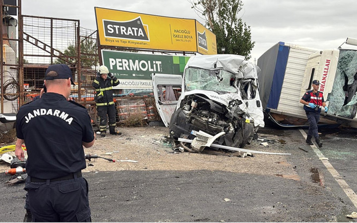 İşçi servisiyle kamyon çarpıştı! Feci kazada çok sayıda ölü ve yaralı var