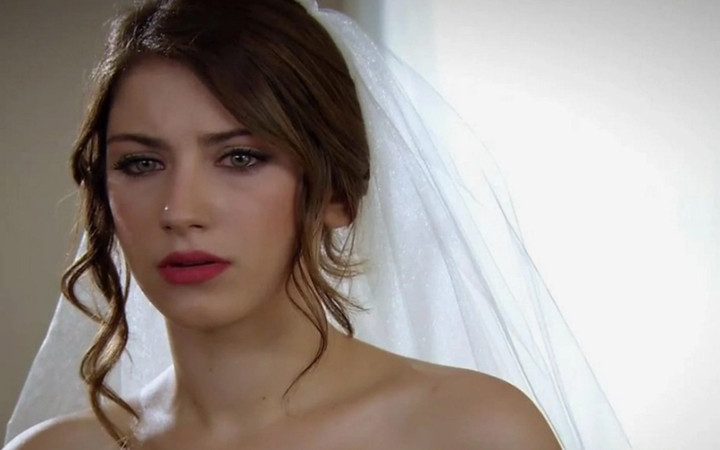 Hazal Kaya'nın son hali herkesi şaşırttı! Resmen erimiş