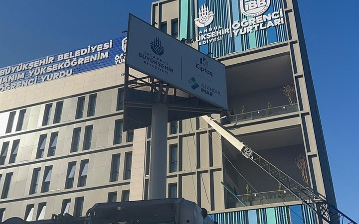 İstanbul'da facianın eşiğinden dönüldü! İnşaat alanındaki vinç öğrenci yurduna devrildi