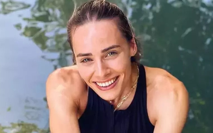 Damla Can'ın başörtülü hali şaşırttı! Kutsal topraklarda sevgilisi ile paylaştı...