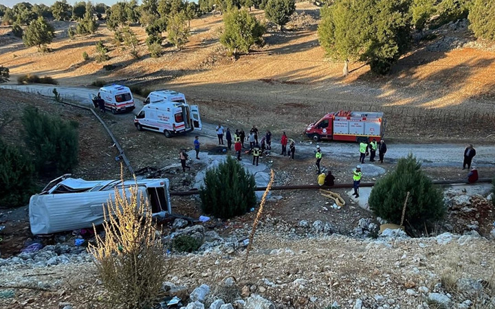 Mersin'de işçileri taşıyan minibüs kaza yaptı: 5 kişi hayatını kaybetti, çok sayıda yaralı var