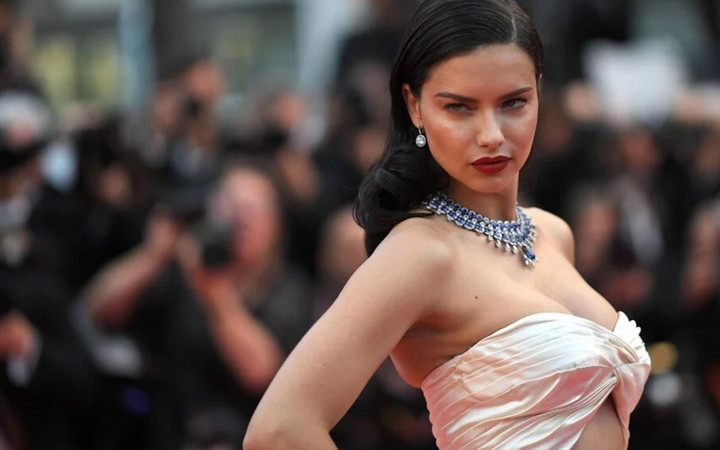 Adriana Lima geri dönüyor! Bu sadece bir başlangıç