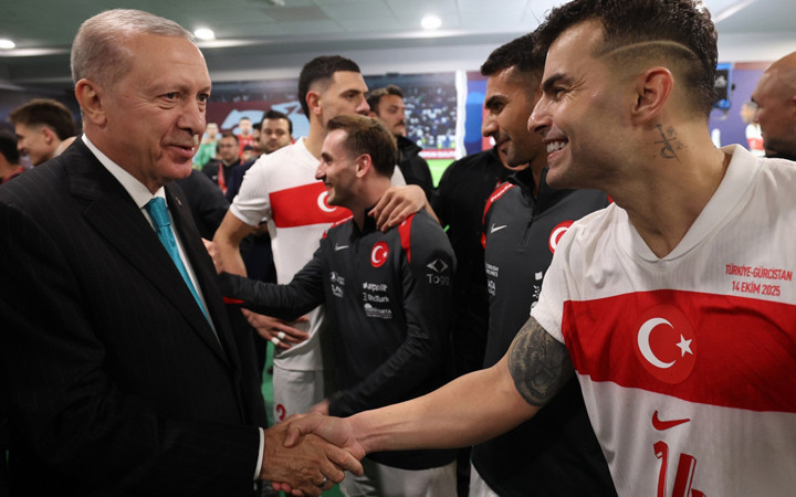 Cumhurbaşkanı Erdoğan maç sonu soyunma odasına indi, futbolcuları böyle tebrik etti