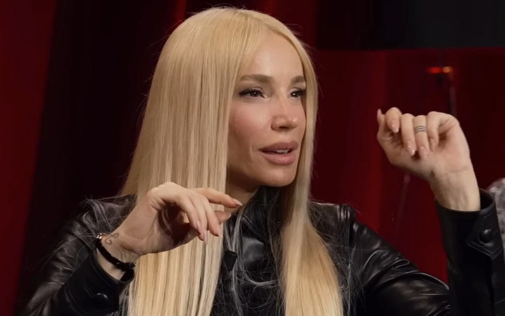 Sahnedeki cesur tarzıyla bilinen Gülşen bu defa bambaşka! O kıyafet herkesi dumura uğrattı