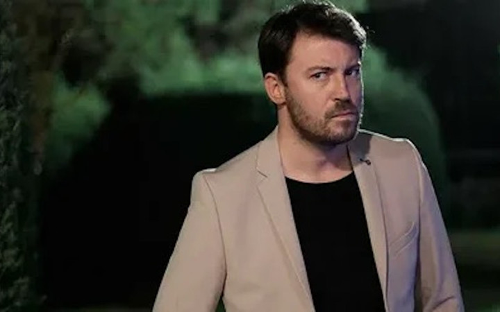 Tolga Güleç sahnede kaza geçirdi! Oyunu acı içinde tamamladı...