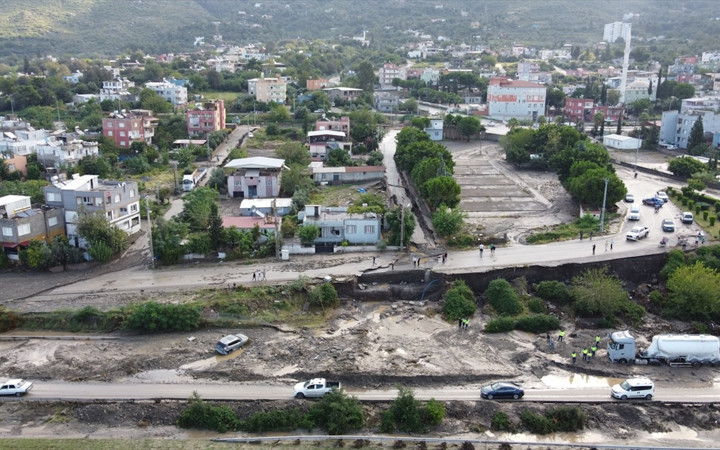 Hatay'da sağanak hayatı felç etti! Araçlar yolda mahsur kaldı...
