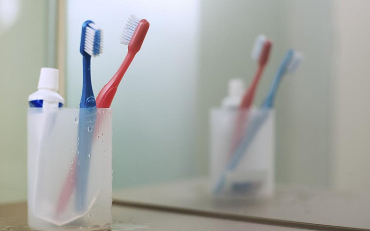 Diş fırçanızı böyle saklıyorsanız dikkat! Bakteri yuvasına dönüşebilir...