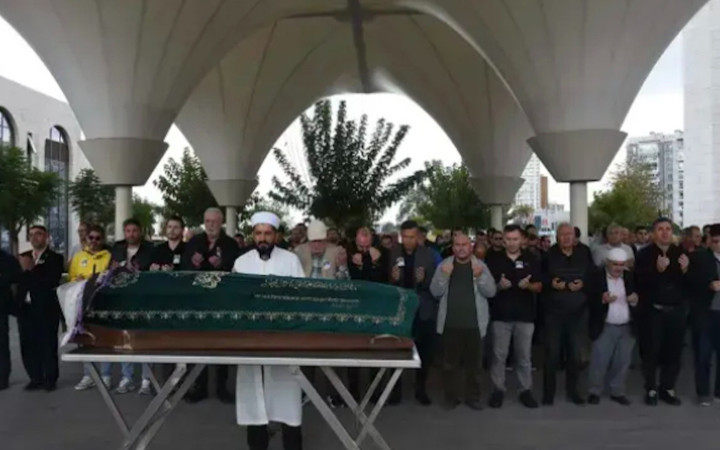 Ünlü isme büyük vefasızlık! Cenazesine bir avuç insan katıldı...