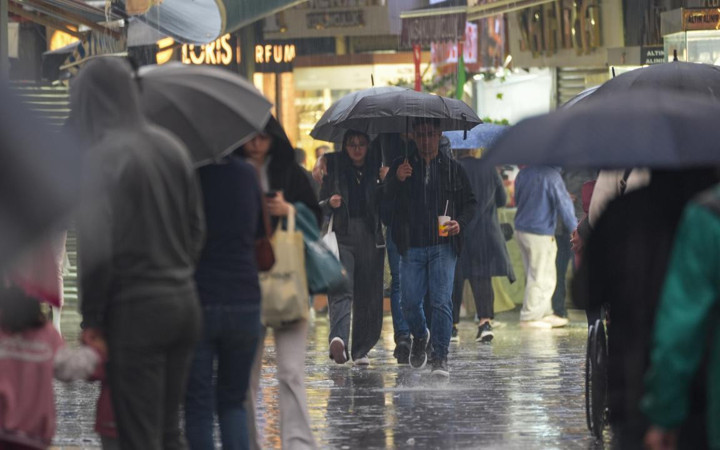 Çok kuvvetli geliyor! İstanbul, Kocaeli, Sakarya'da aman dikkat! Valilik ve AKOM'dan "çıkmayın" uyarısı