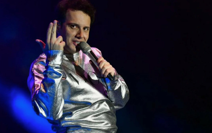 Şarkıcı Edis'ten hayranlarını üzen hareket! Sahnede zor anlar yaşadı, hastalığını itiraf etti! Açtı gösterdi