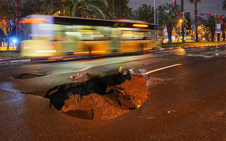 İstanbul'da sağanak etkili oldu Vatan Caddesi'nde 3 metre derinliğinde çukur oluştu bodrum katları su bastı
