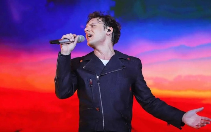 Şarkıcı Edis konserde hastalığını açıkladı! Zor anları herkesi üzdü...