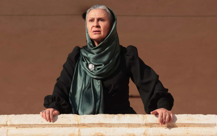 Uzak Şehir'in Sadakat'i Gonca Cilasun pozlarıyla herkesi dumura uğrattı! Derin dekoltesi 'yok artık' dedirtti!