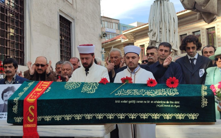 Engin Çağlar'ın cenazesi toprağa verildi! Çocukklarının vedası yürek dağladı...