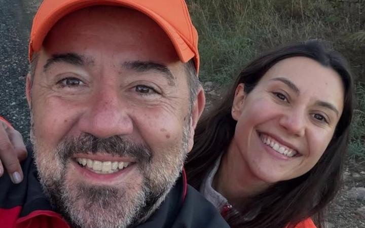 Ata Demirer dolu dizgin aşk yaşıyor! Sevgilisi ile paylaştı...