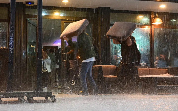 Sağanak ve poyraza dikkat! İstanbullular önleminizi alın...