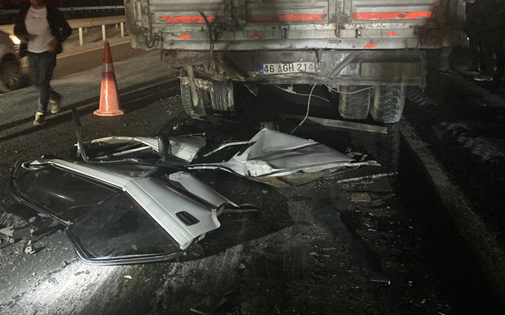 Otomobil kağıt gibi ezildi! Feci kazada bir aile yok oldu