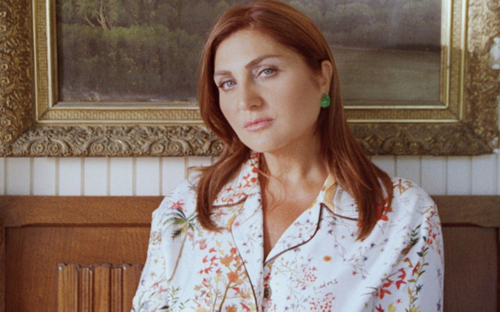 Taze babaanne Sibel Can'dan can alıcı pozlar! Gömleğinin düğmelerini açtı kameranın önüne geçti